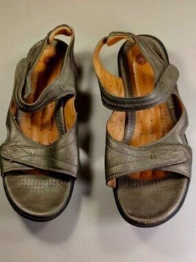 Clarks womens gold Unstructured strappy slingback sandals 9 W WIDE